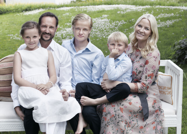 HYLLET PAPPA: I anledning Haakons 40-årsdag ble dette familiebildet offentliggjort. Foto: Sølve Sundsbø, Det kongelige hoff HYLLET PAPPA: I anledning Haakons 40-årsdag ble dette familiebildet offentliggjort. Foto: Sølve Sundsbø, Det kongelige hoff